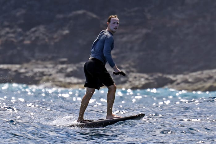 Mark Zuckerberg con crema solare