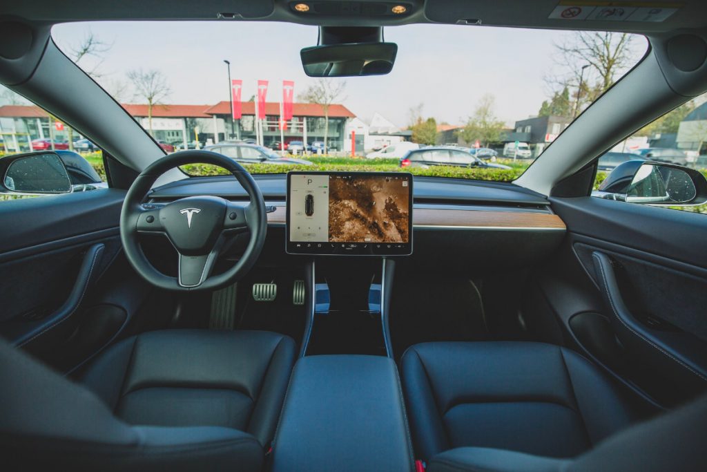 il touchscreen tesla può essere pericoloso per chi è alla guida