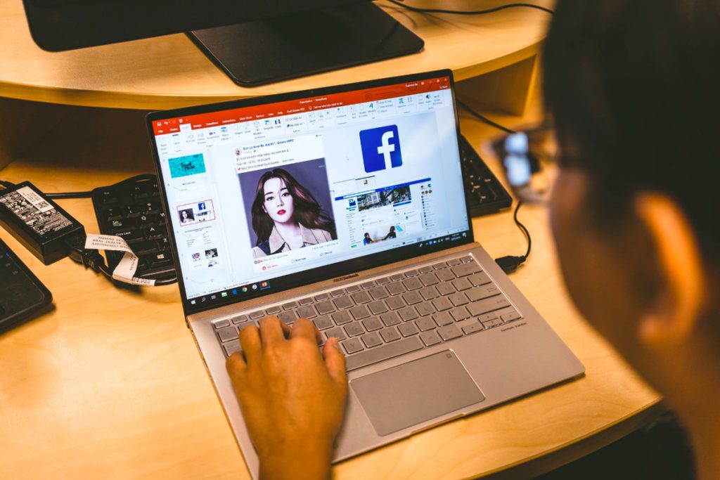 Facebook contro i gruppi che incitano a odio e fake news